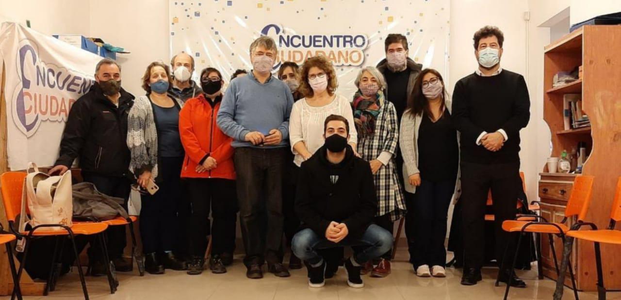 Fotografía 2 imagen de quienes participaron de la asamblea en el local partidario de Río Gallegos
