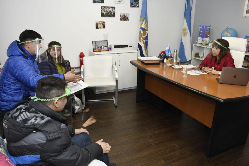 CPE_Velazquez-Lizarraga-y-egresados-1-1024x683