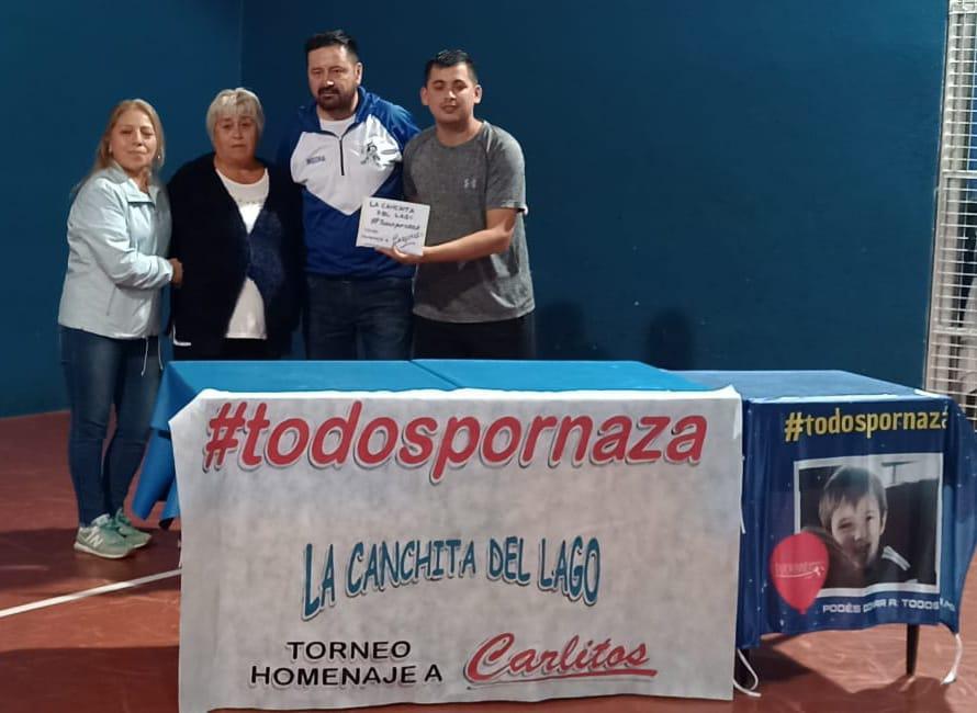 Foto entrega de dinero por Naza