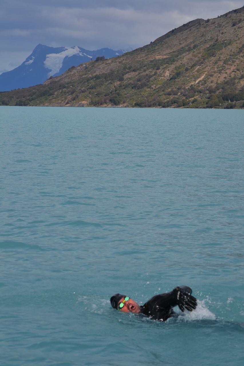 Cruce Lago Argentino nado 7
