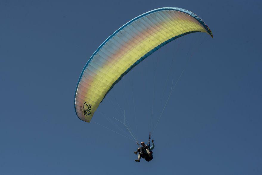 Parapente bajando