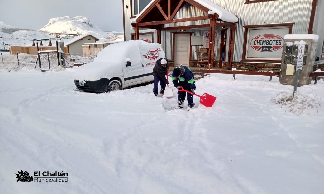 Limpieza de calles nieve Chalten1