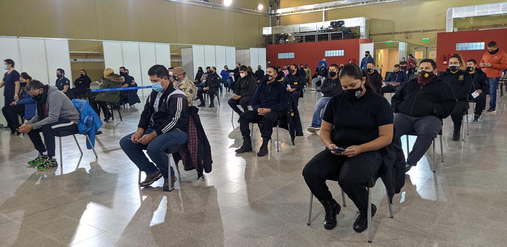 vacunacion a policias y bomberos 3
