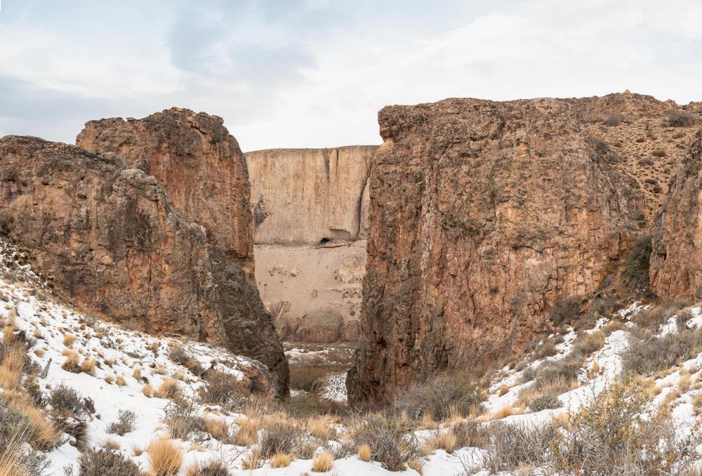 Cueva-de-las-Manos-desde-el-sendero-Bajada-de-los-Toldos-en-Portal-Cañadón-Pinturas-©️-Franco-Bucci