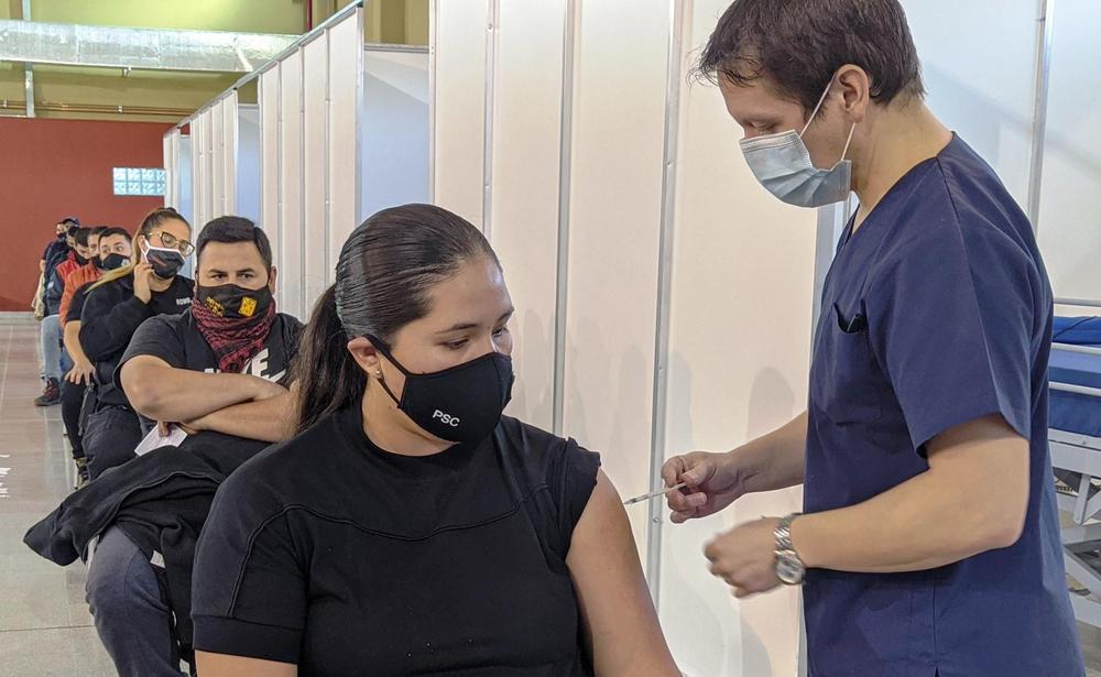 vacunacion a policias y bomberos 2