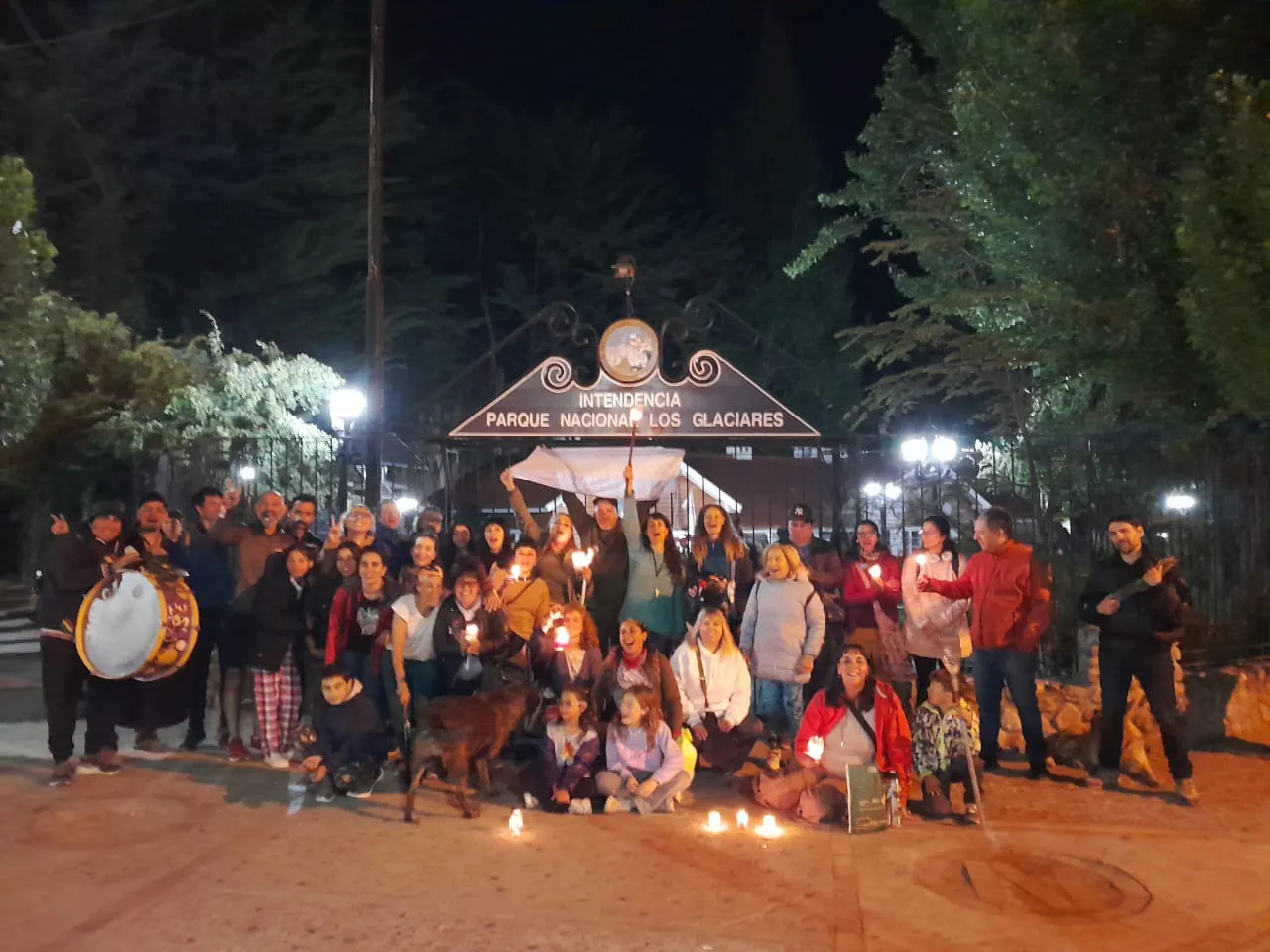 noticiaspuertosantacruz.com.ar - Imagen extraida de: https://ahoracalafate.com.ar//contenido/21054/marcha-nocturna-y-velada-de-antorchas-en-el-centro-de-la-localidad