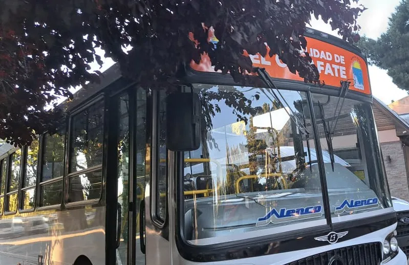 noticiaspuertosantacruz.com.ar - Imagen extraida de: https://ahoracalafate.com.ar//contenido/21723/hoy-comenzo-a-operar-el-nuevo-colectivo-urbano-recorridos-horarios-y-costos