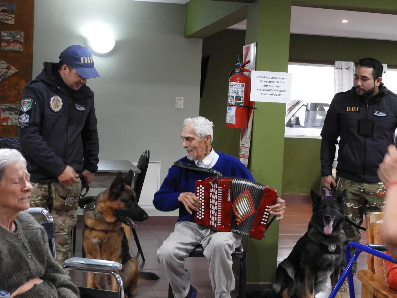 noticiaspuertosantacruz.com.ar - Imagen extraida de: https://ahoracalafate.com.ar//contenido/22783/candy-y-enzo-festejaron-el-dia-del-animal-en-el-hogar-de-ancianos