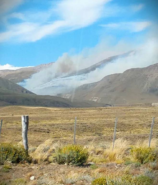 noticiaspuertosantacruz.com.ar - Imagen extraida de: https://ahoracalafate.com.ar//contenido/20897/lo-ultimo-incendio-de-campos-en-cercanias-de-el-chalten