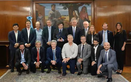 Milei, junto al equipo económico. A su izquierda, Quirno, que asumirá como Canciller, y a su derecha José Luis Daza, futuro secretario de Finanzas. 26 10 2