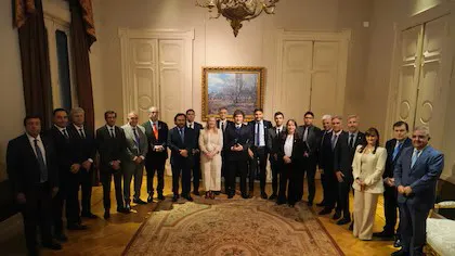 Javier Milei junto a 20 gobernadores en Casa Rosada Infobae 26 noviembre 2025 (1)