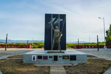 lazoleta-héroes-de-malvinas-con-la-estatua-de-los