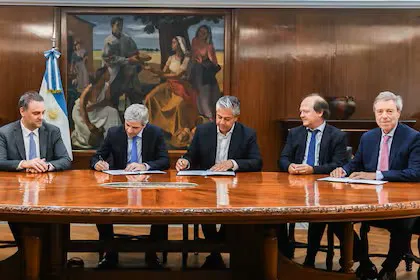 el Gobernador neuquino Rolando Figueroa firmó con Luis Caputo La Nación 28 noviembro 2025