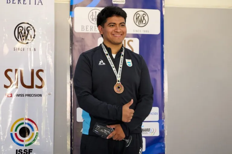 Julian-Gutierrez-subio-al-podio-en-10m-Rifle-de-Aire-Masculino-y-marco-un-hito-para-el-tiro-deportivo-argentino-scaled