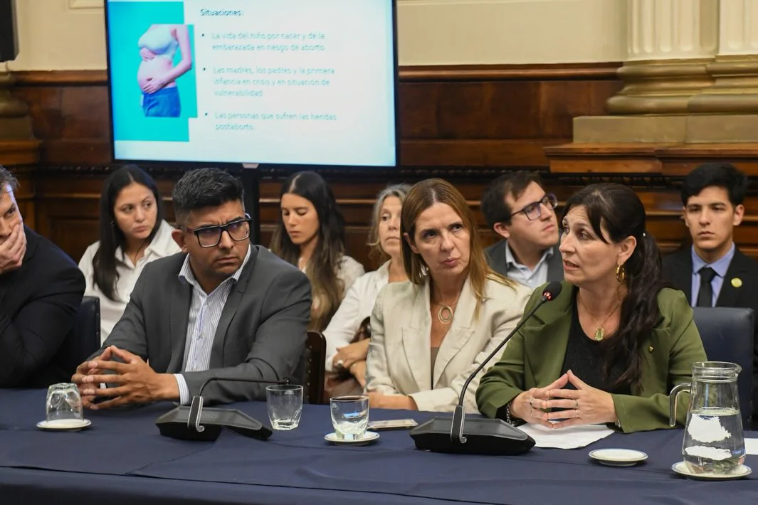 Porque la vida es lo más valioso que Dios dio y sin ella no existe absolutamente nada. Estamos c