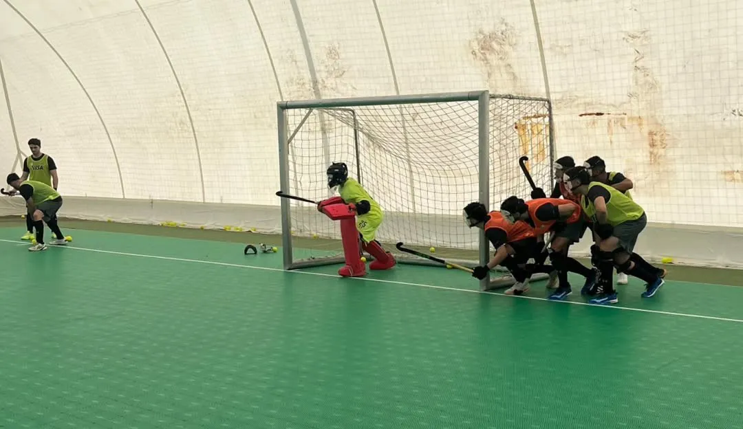 ¡Equipo completo y a entrenar!   En Zagreb, Croacia, el seleccionado de hockey pista se volvió a reunir, entre quienes estaban en Europa y en Argentina, para comenzar la concentración de cara al Mundial Indoor