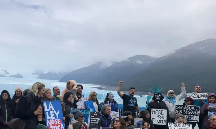 Screenshot 2026-03-17 at 12-37-29 Vecinos realizaron un “abrazo al glaciar” frente al Perito Moreno para defender la Ley de Glaciares