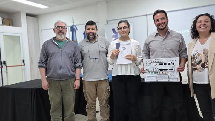 🎓✨ EL CALAFATE- 27 NUEVOS PROFESIONALES EN HIGIENE Y SEGURIDAD EN EL TRABAJO ✨🎓Nos enorgullece (1)