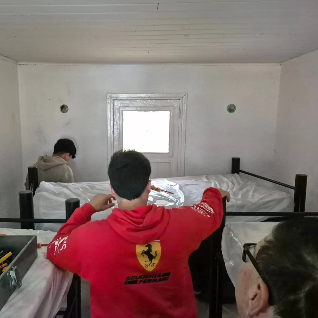 Como parte de las acciones comunitarias que este año realizaremos, celebrando nuestros 30 años, visitamos y trabajamos en la Planta Estable 17 de Octubre del Lago Roca. Fuimos con los talleres de mecánica,  (1)