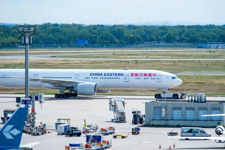 boeing_777_300er_de_china_eastern_airlines_foto_kittyfly_depositphotoscom