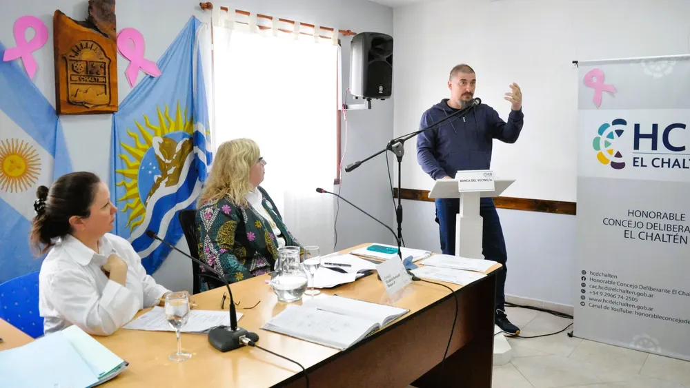 El Chaltén. Usaron la «Banca del Vecino» para advertir sobre la creciente problemática de los perros sueltos