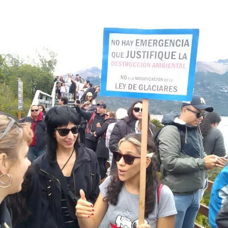 Abrazo Simbolico al glaciar1