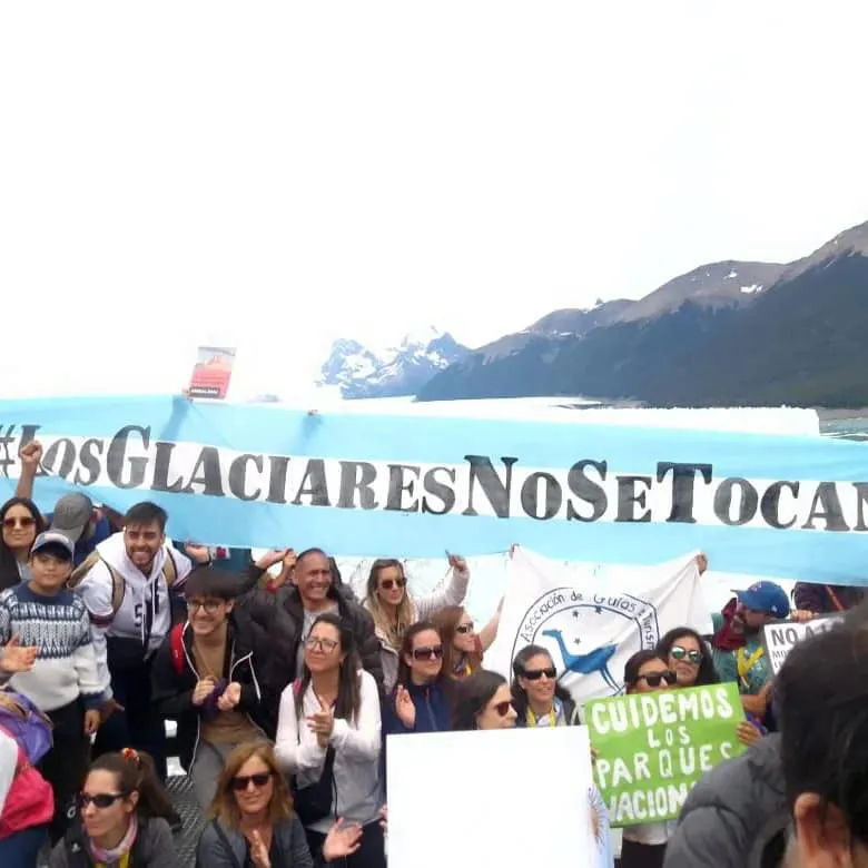 Abrazo Simbolico al glaciar2