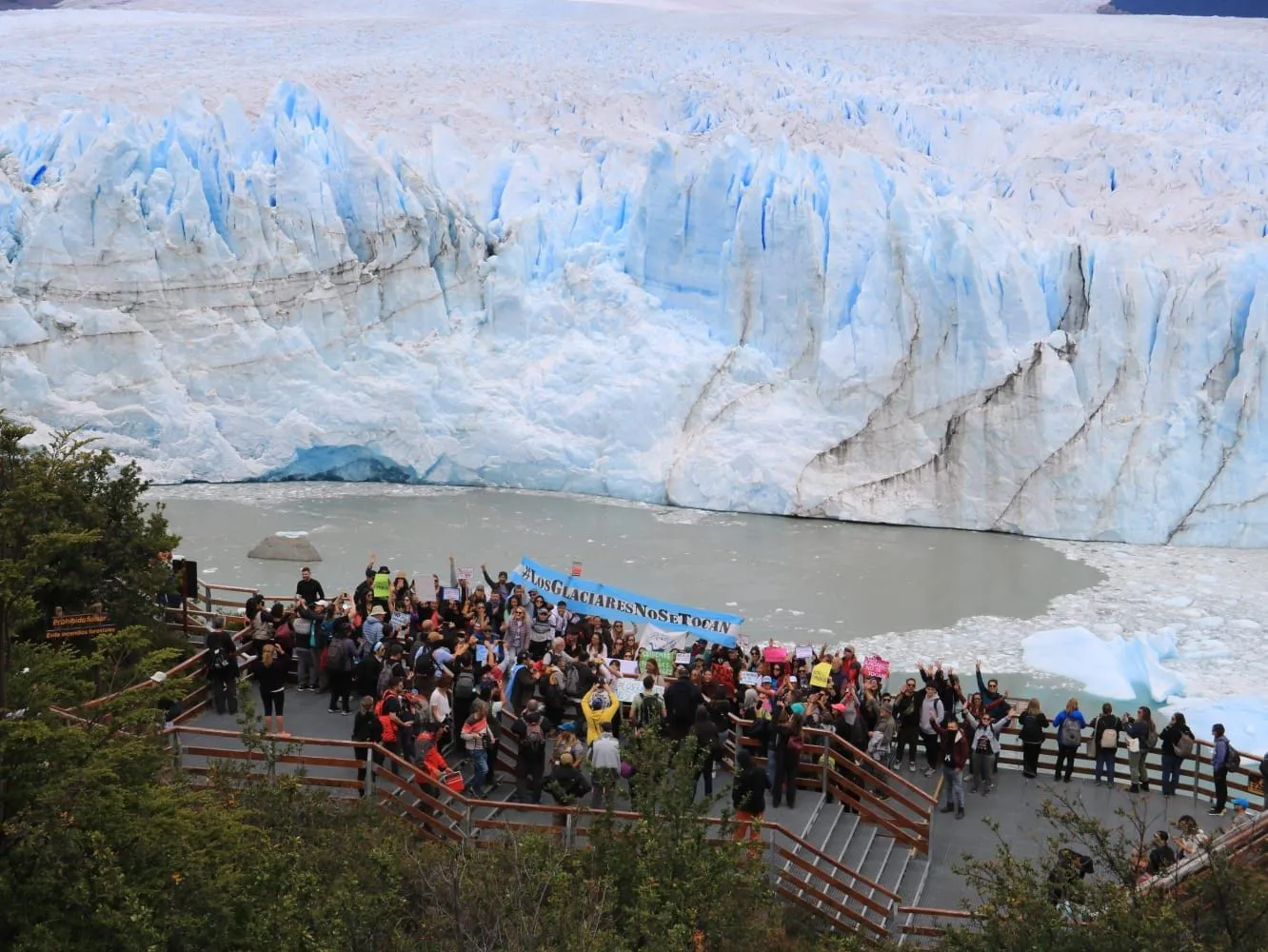 Abrazo Simbolico al glaciar