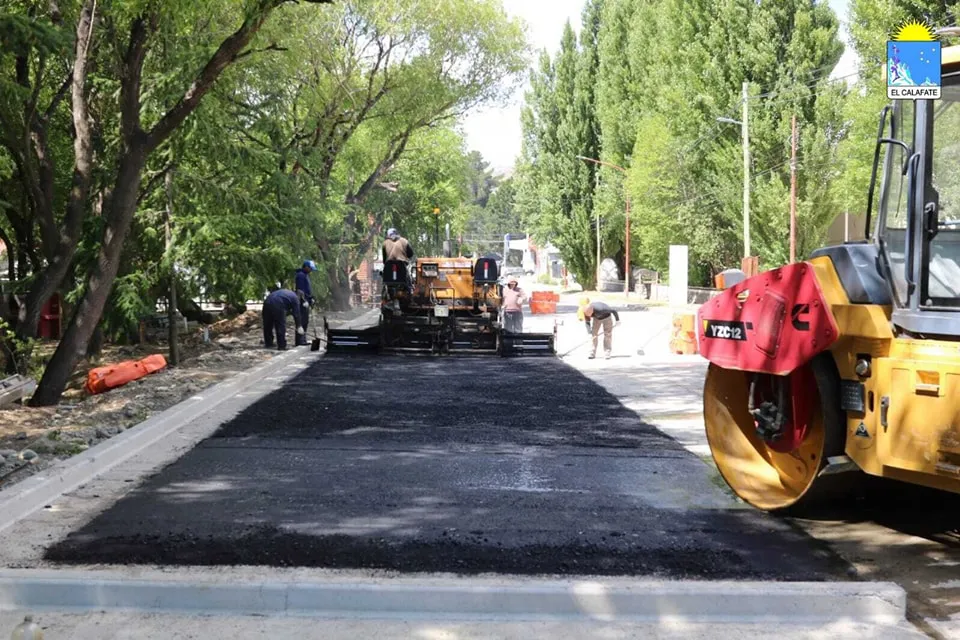 𝗖𝗢𝗡𝗧𝗜𝗡𝗨𝗔 𝗟𝗔 𝗢𝗕𝗥𝗔 𝗦𝗢𝗕𝗥𝗘 𝗖𝗔𝗟𝗟𝗘 𝗣𝗔𝗡𝗧𝗜𝗡  La Municipalidad de El Calafate, a través de la Secretaría de Planeamiento, Urbanismo y Obras Públicas, se encuentra en la etapa final de l (3)