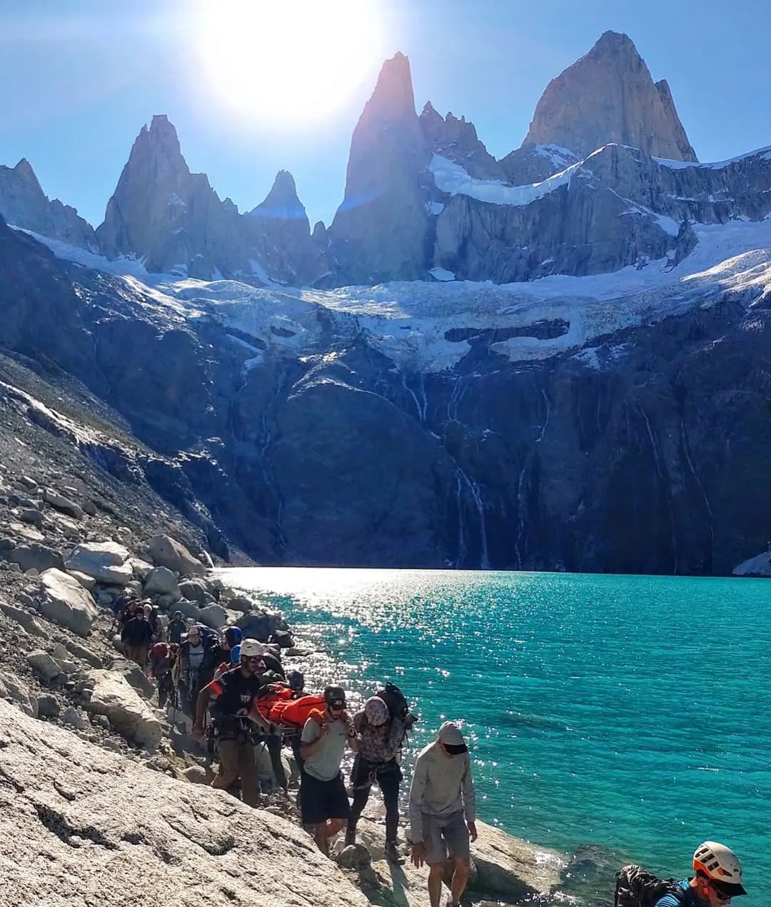 En el día de ayer tuvimos dos rescates en simultáneo.Uno en la cara sur de la Saint Exupéry y otro en la cara oeste de la Mermoz.Los escaladores lastimados son locales , buenos amigos y ya se están recupera (1)