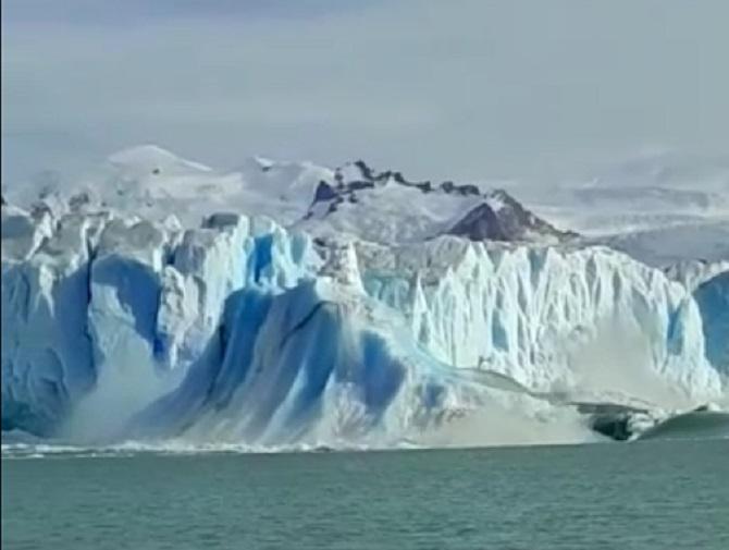 Video Glaciar Perito Moreno Gigantesco Bloque De Hielo Emerge Del Lago