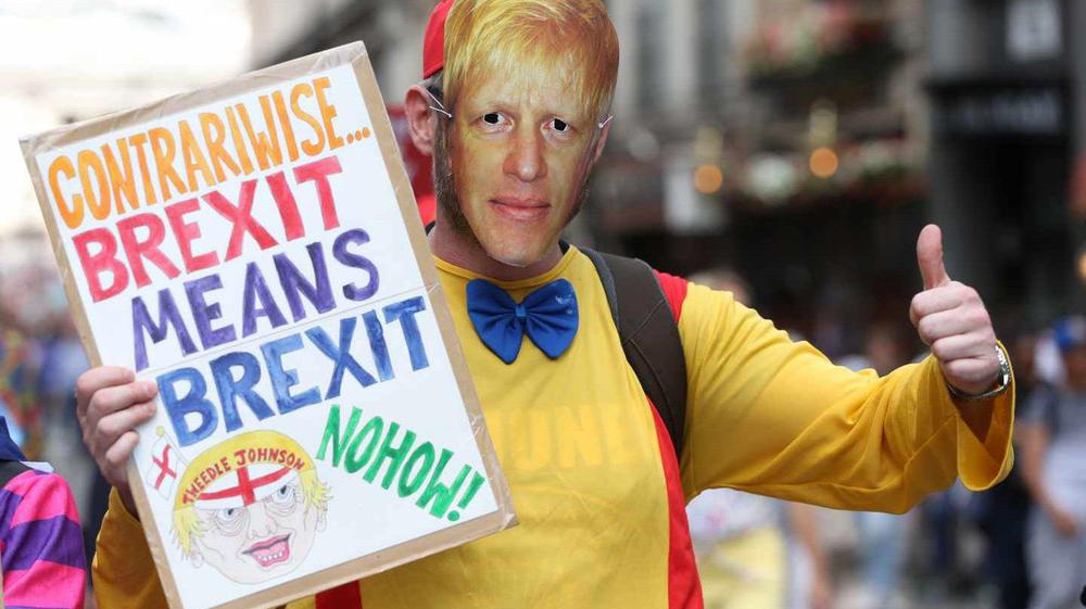 Un manifestante con la careta de Boris Johnson