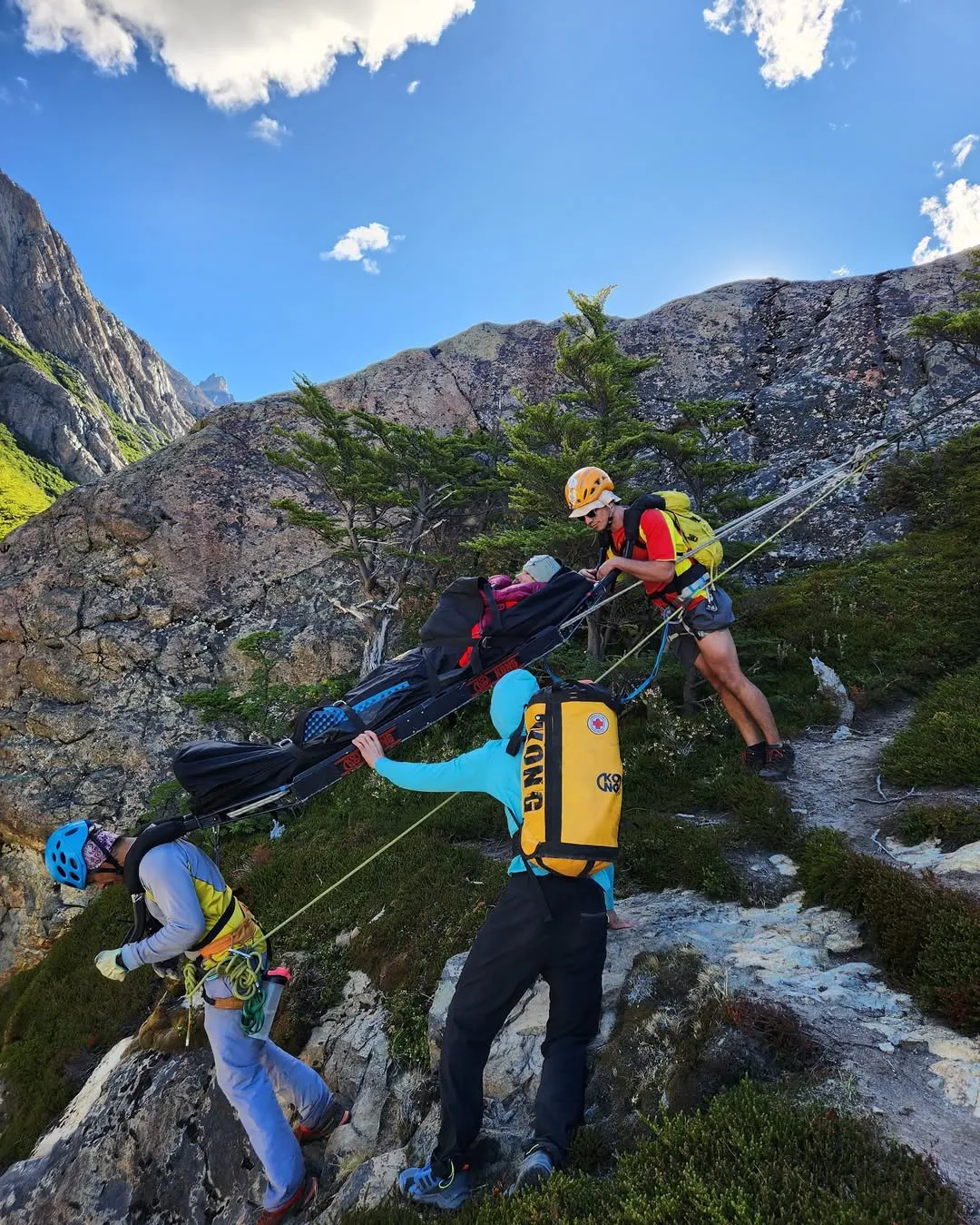 Ayer participamos de una evacuación en el valle de Laguna Sucia.En horas de la mañana una cordada de Brasil tuvo un accidente en la aguja de la S, uno de los escaladores resultó lastimado por la caída de un (4)