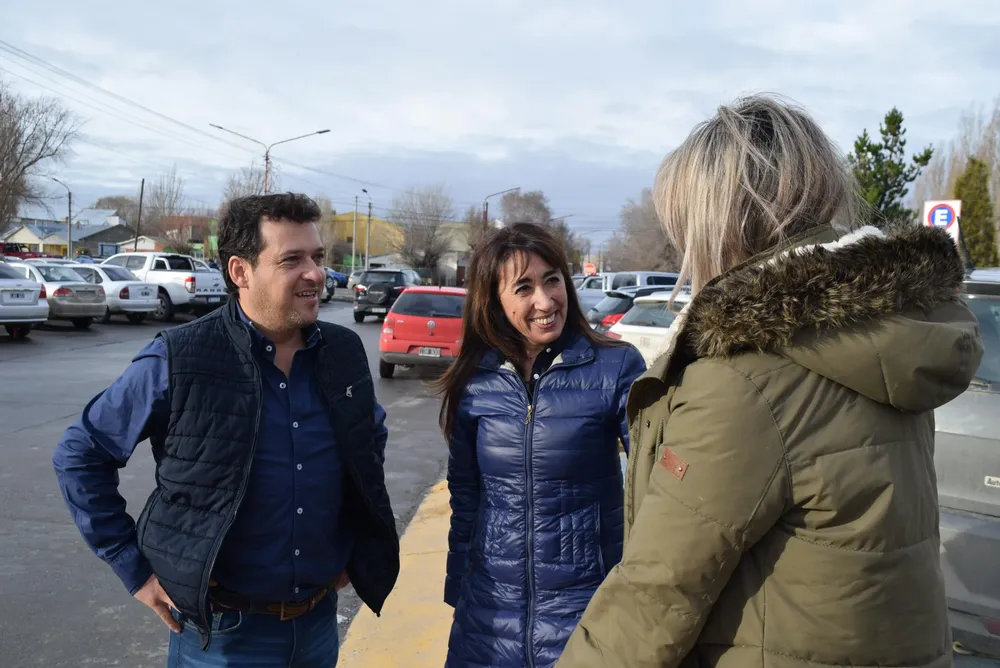 Roxana Reyes con Luis Cuchi Vera y vecina
