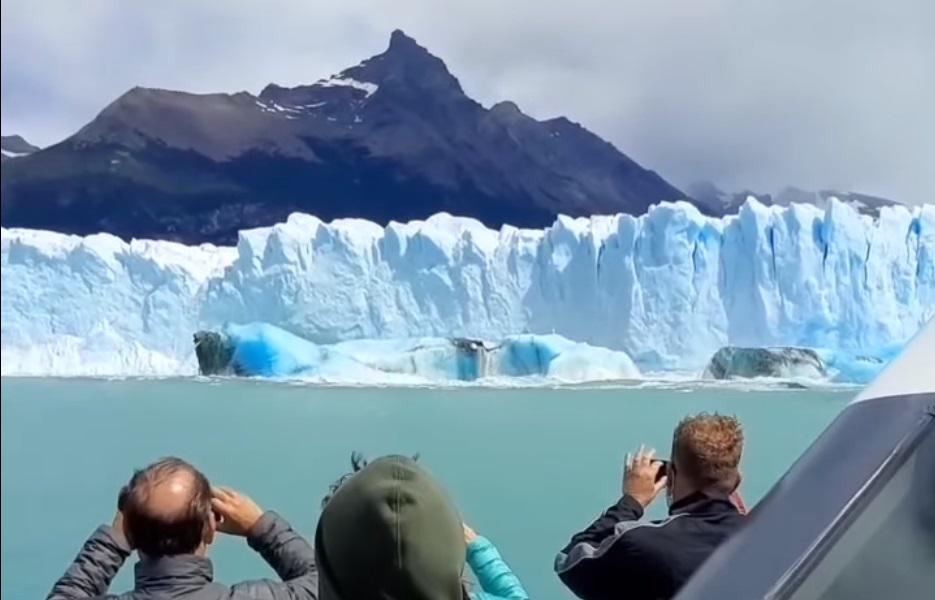 Impactante Desprendimiento De Base En El Glaciar Moreno