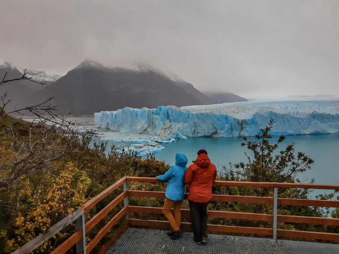 El otoño es la mejor época del año para visitar El Calafate  El paisaje se tiñe de colores rojizos y dorados que lo embellecen todo y las temperaturas son más agradables durante el día. De marzo a mayo, disfrut