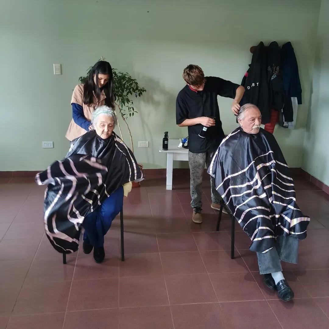 30 años, 30 acciones para agradecer. Hoy compartimos con los abuelos del Hogar de Ancianos donde los alumnos del taller de peluquería pudieron mimarlos con spa de manos y algunos cortes. Nos encanta aprend (2)