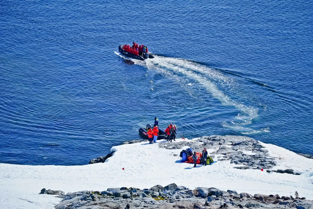 L_114429_record-de-turistas-en-la-antartida-pese-a-riesgos-ambientales