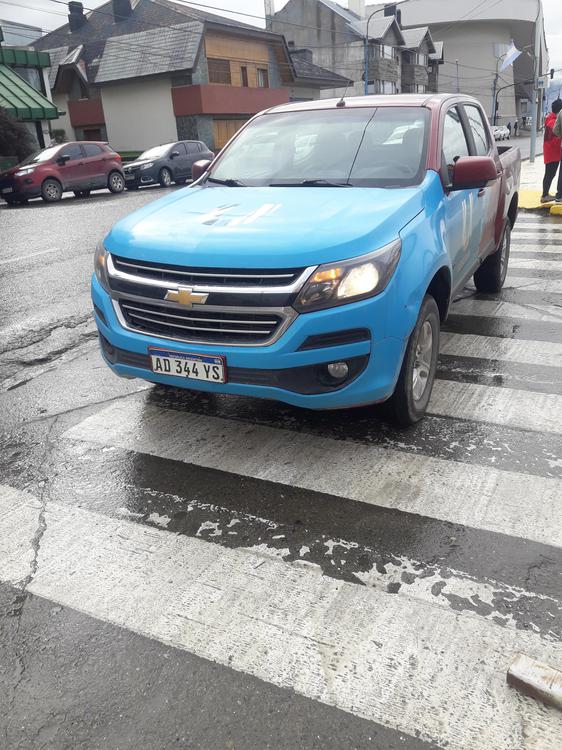 20220401 Camioneta municipal estacionada sobre la senda peatonal. Avenida Maipú, Ushuaia