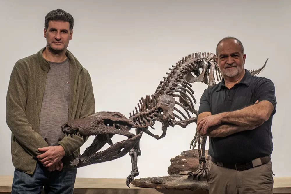 Kostensuchus atrox - esqueleto Marcelo Isasi left and Fernando Novas right - credit image José Brusco~1