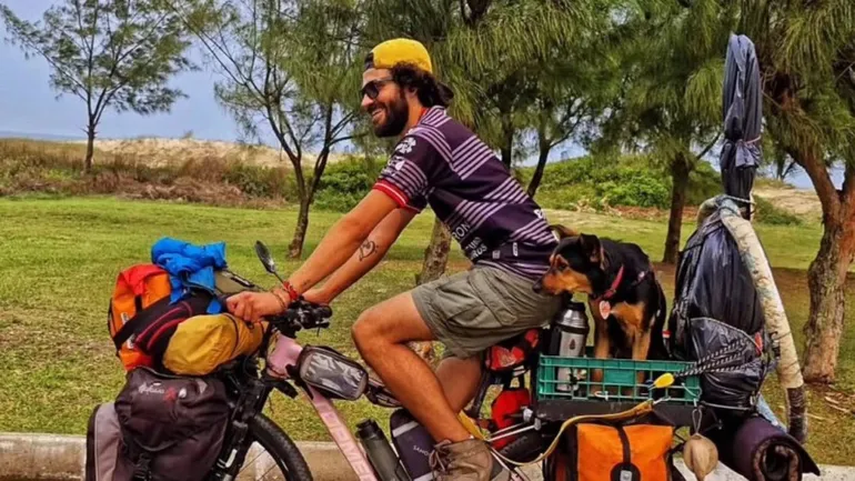 nacho-gasparetti-y-su-perra-milka-el-calafate-salio-recorrer-sudamerica-1jpg