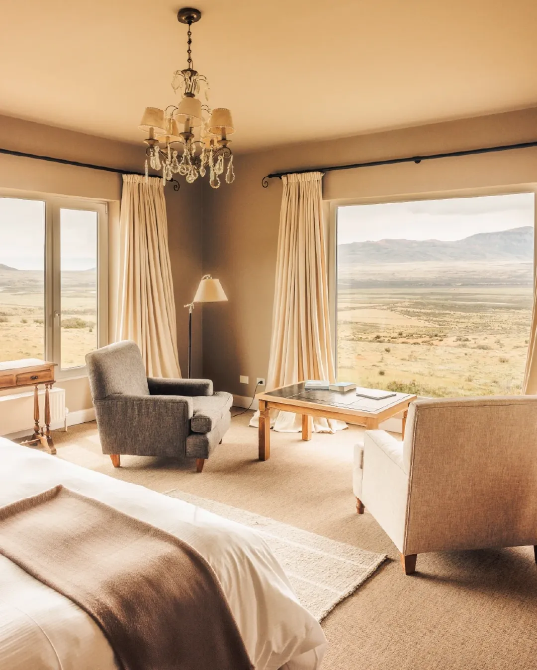 Por donde mires, un paisaje inmenso. --Whichever direction you look, an immense landscape. .... (1)