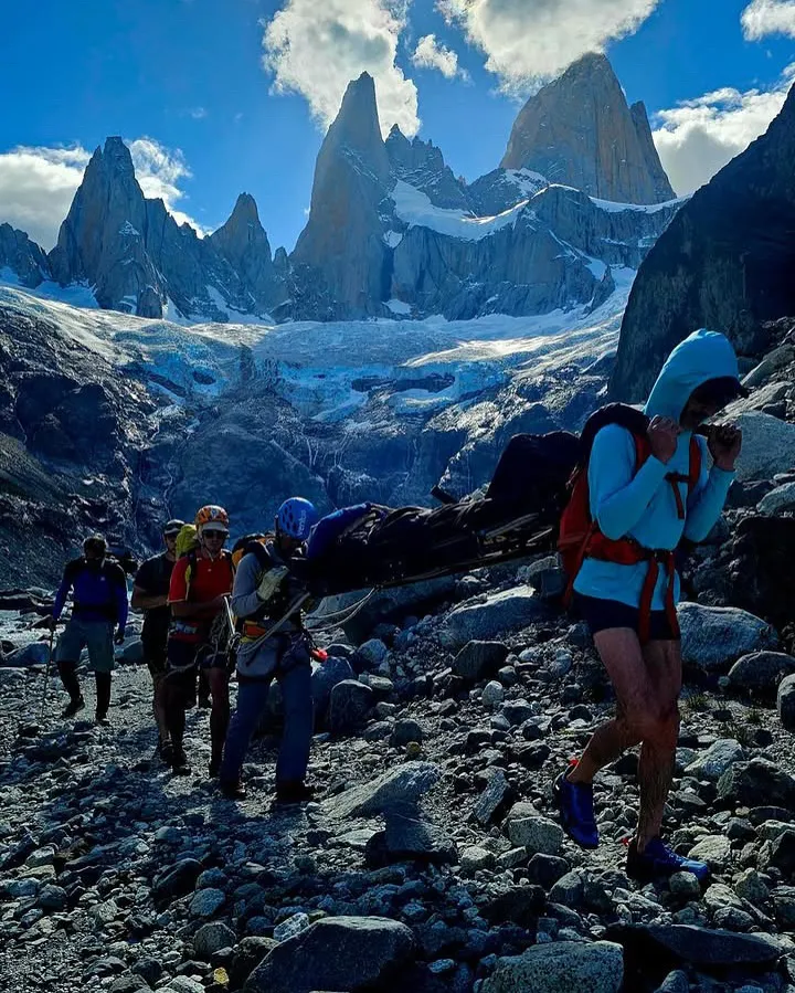 Ayer participamos de una evacuación en el valle de Laguna Sucia.En horas de la mañana una cordada de Brasil tuvo un accidente en la aguja de la S, uno de los escaladores resultó lastimado por la caída de un (1)