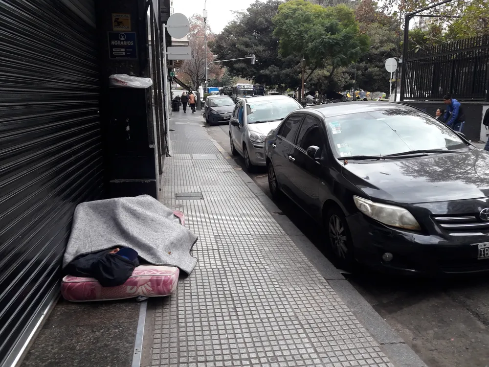 20240614 hombre durmiendo en la calle a 3 cuadras del Congreso Nacional