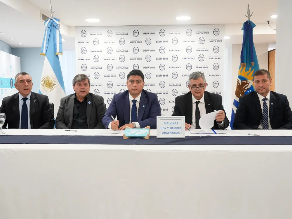 firma convenio con YPF