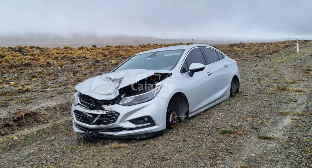 Auto volcado y sin ruedas [AUDIO FMD]