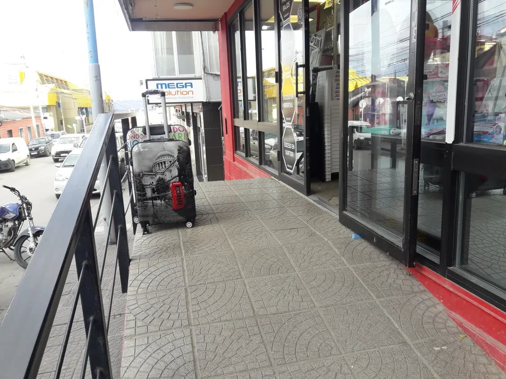 20240424Mercadería en exposición en la vereda