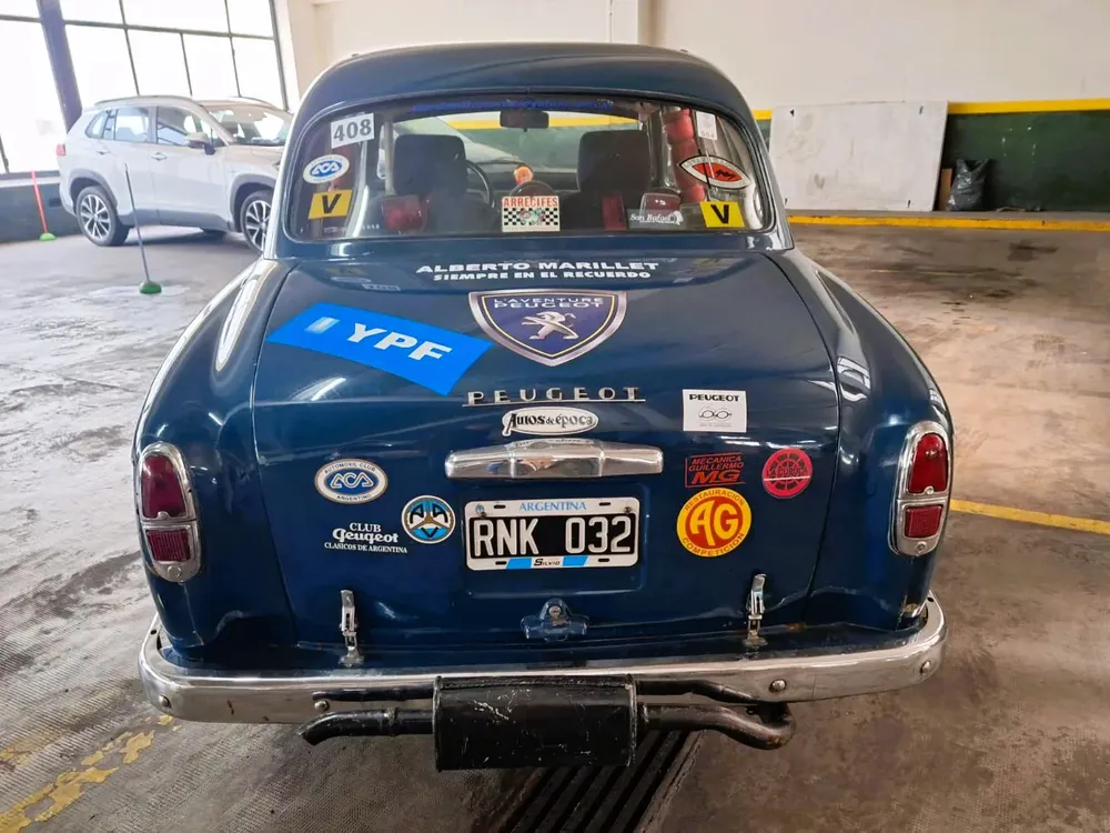 Peugeot 403 atras