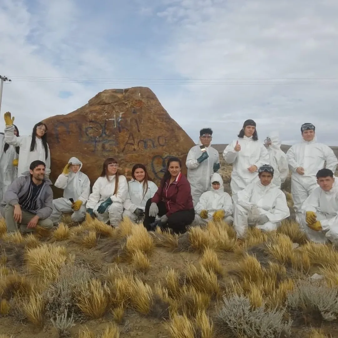 30 años, 30 acciones para agradecer! En el marco de la celebración de nuestros 30 años, una vez más los Guardianes del Paisaje Patagónico salieron a limpiar los bloques erráticos vandalizados. Alumnos del cicl