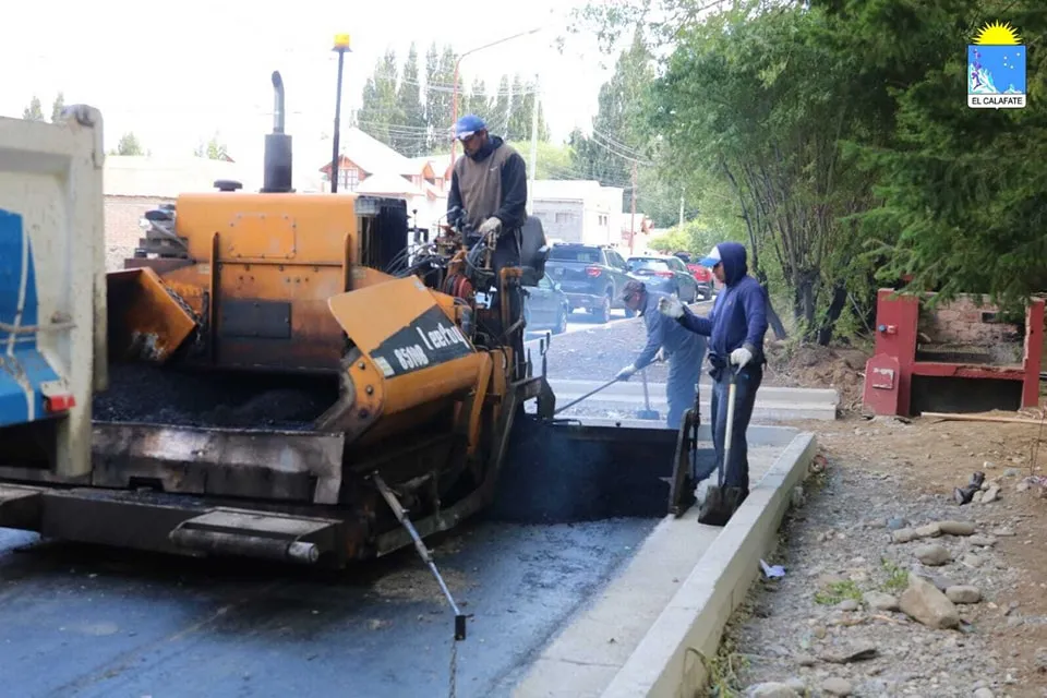𝗖𝗢𝗡𝗧𝗜𝗡𝗨𝗔 𝗟𝗔 𝗢𝗕𝗥𝗔 𝗦𝗢𝗕𝗥𝗘 𝗖𝗔𝗟𝗟𝗘 𝗣𝗔𝗡𝗧𝗜𝗡  La Municipalidad de El Calafate, a través de la Secretaría de Planeamiento, Urbanismo y Obras Públicas, se encuentra en la etapa final de l (2)